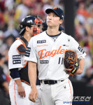 [포토] 엄상백 4회도 채우지 못하고 조기 강판