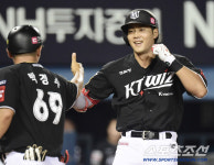 대타 역전 3점홈런 쾅! KT 장진혁 