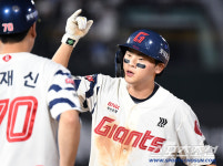 [포토] 박찬형, 7회에도 선두타자 안타