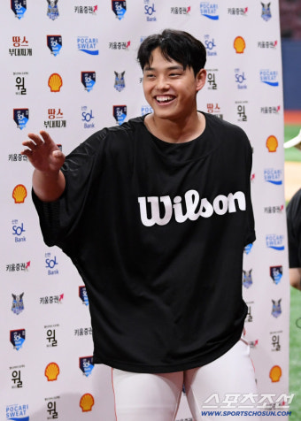 [포토] 데뷔 첫 10승 문동주 '잠깐만'