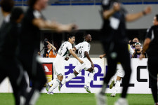 [코리아컵 현장리뷰]판정 항의로 X자 그리며 퇴장한 포옛 전북의 반전, 후반 추가시간 2골로 강원에 2-1 기적의 역전승→2년만에 결승행