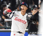 [포토] 아쉬워하는 노진혁, 펜스 상단에 맞는 3루타