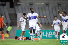 은고이-데니손-김종석 연속골 충남아산, 갈길 바쁜 부천에 3-0 대승 PO행 불씨