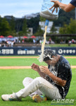 [포토] 데뷔 첫 승 신영우, 시원한 물세례
