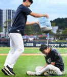 [포토] 데뷔 첫 승 거둔 신영우, 물폭탄 세례로 축하 받아요
