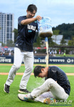 [포토] 첫 승 거둔 신영우, 물세례 짜릿하다