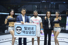 털보네 액상공장, 승리한 리즈반 리즈바노프에게 트로피 시상[로드FC]