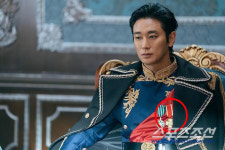 주지훈 가슴에 나치 훈장이? '재혼황후' 측 