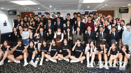 엘리트 선수처럼 수비 라인 내려→고등학교 가서도 할래요 그라운드서 진짜 재미 찾은 사커걸즈