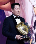 [포토] 양의지 10번째 골든글러브 수상
