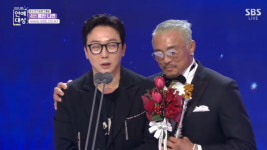 추성훈·탁재훈, 파격 베드신으로 신스틸러상 수상 더 큰 상 원했는데 [2025 SBS 연예대상]