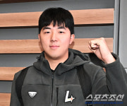 [포토] SSG 김민준 '캠프 열심히 훈련 하겠습니다'