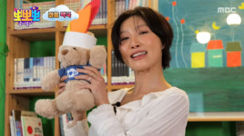화사, 킬힐 벗고 뽀뽀뽀 떴다…인디언 노래로 아이들 홀린 육아 만렙