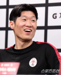 [포토] 박지성 기쁜 마음으로 경기 뜁니다