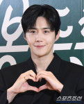 [포토] 김선호 '여심 사로잡는 눈맞춤 인사'