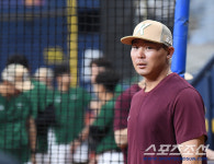히우라, KBO 데뷔전에서 역전 투런포로 키움의 8연패 끊고 반등 이끌다