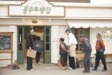 [인터뷰①]봉주르빵집 제작진 빵집 매출은 적자, 줄 설 장소도 마련했는데