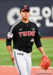 선발 외인 퇴출 → 부담감 컸나? LG 이정용, 9안타+폭투 난조…5이닝은 버텼지만 [수원리포트]
