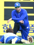 [포토] 후라도 '동료들과 함께 부상 회복 훈련'