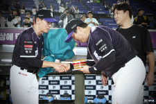 '이강철 600승' KT 1위 탈환! → 콜드게임이라도 있었다면.. 3-16 참패한 롯데는 -15 찍고 다시 9위로 [부산 현장]
