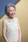 윤여정, 에미상 수상 불발에도 빛난 품격…순백 드레스 입고 시상식 참석