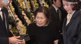 김혜자·윤여정, 故최불암 빈소서 부둥켜안고 눈물..