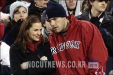 제니퍼 가너, 바이러스 감염에 일정 취소