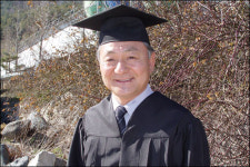 학사모 쓴 58세 만학도, 대학공부도 시작이 반