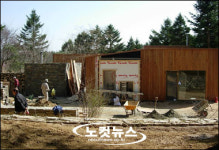 리모델링 공사가 진행 중인 홍석현 주미대사의 별장