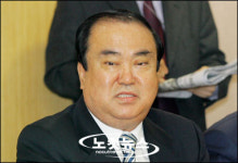 문희상 의장, 재향군인회 박수갈채에 의기양양