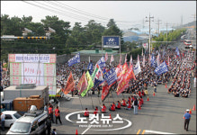 금속연맹 조합원, 비정규직 정규직화 요구 시위