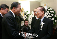 이 전 총재 모친상 찾아 위로하는 이명박 시장