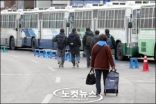 [포토뉴스] 위험천만한 보행과 버스타기
