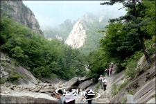 온 천지가 발아래, 기암절경 금강산 세존봉을 가다