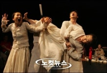 한복 입은 셰익스피어 연극  ‘ 한여름 밤의 꿈 ’