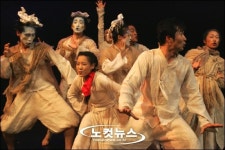 한복 입은 셰익스피어 연극  ‘ 한여름 밤의 꿈 ’