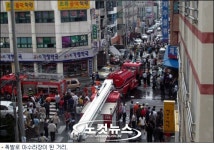 주택가 LP가스 폭발로 13명 부상…주변 아수라장