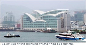 자갈치 아지매 죽겠심더~ 축제 앞두고 상인들 한숨만...