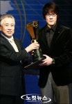 도하 MVP 상패 받는 마린보이