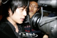 유니 빈소 찾은 가수 이기찬