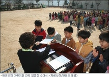 두 초등학교의 가슴 뭉클한 졸업식