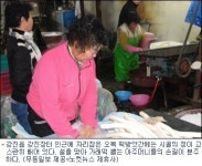 하얀 가래떡에선 김이 모락모락 시골 떡방앗간 풍경