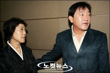 이기철 유가족 위로하는 임채무