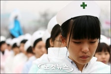 고개 숙인 간호조무사들
