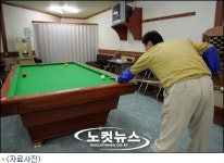 영업 끝난 당구장 주인 행세 열쇠공 불러 절도