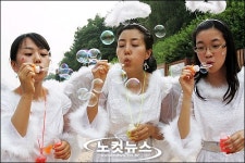 천사들이 비눗방울을 나눠드려요