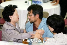 어머니, 여보 돌아왔어요!