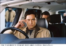 ‘300’의 레오니다스 왕, 현대 의상을 입다