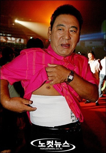 [화보]부상투혼 발휘하는 가수 현철