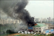 불길에 휩싸인 목동 아이스 링크